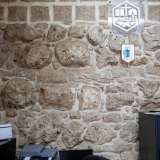 Nonostante i resti dell�antico castello non siano pi� visibili dall�esterno, all�interno della sede della Pro Loco, situata in una delle due strutture adiacenti al palazzo, � ancora possibile ammirare una piccola parte delle mura